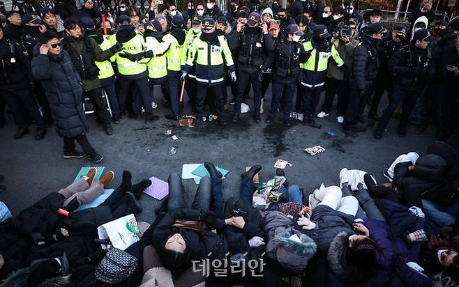 경찰이 2일 서울 용산구 한남동 대통령 관저 앞 해산 명령에도 불응한 윤석열 대통령 지지자들을 강제 해산시키고 있다. ⓒ데일리안 방규현 기자