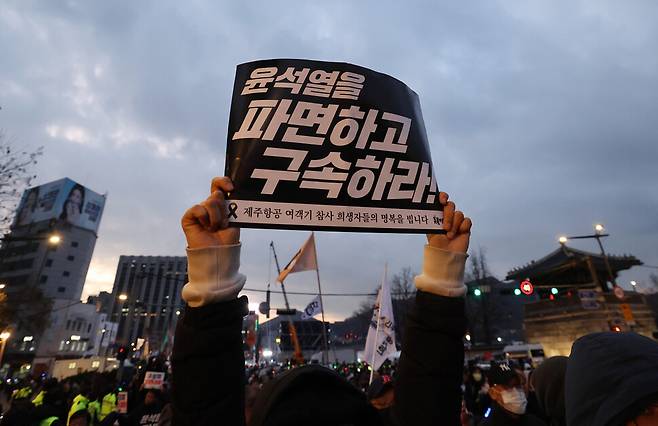 4일 오후 서울 종로구 광화문광장 인근에서 윤석열 즉각퇴진·사회대개혁 비상행동이 연 5차 시민대행진 집회를 마친 참석자들이 대통령 관저 방향으로 행진을 하고 있다. 신소영 기자 viator@hani.co.kr