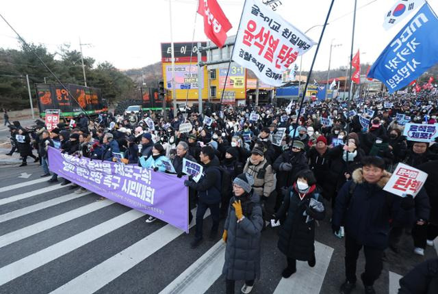 지난달 22일 오후 서울 서초구 남태령에서 열린 '윤석열 대통령 체포·구속 농민 행진 보장 촉구 시민대회'에서 시민들이 한남동 대통령 관저 방향으로 행진하고 있다. 연합뉴스