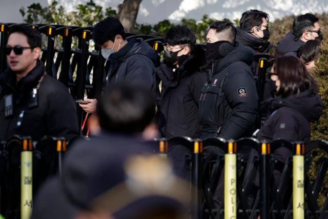 고위공직자범죄수사처, 경찰 국가수사본부 특별수사단 등으로 꾸려진 공조수사본부가 윤석열 대통령 체포영장 집행을 시도했다가 실패한 3일 오후 공조본 관계자들이 서울 한남동 대통령 관저에서 철수하고 있다. 뉴시스