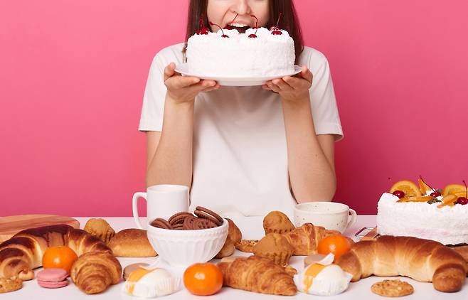과자나 빵을 먹은 후, 가볍게라도 걸으면 음식으로 섭취한 당이 에너지원으로 소모돼 살이 덜 찐다. /사진=게티이미지뱅크
