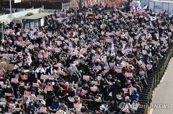 4일 서울 용산구 한남동 대통령 관저 인근에서 윤석열 대통령 지지 집회가 열리고 있다. 2025.1.4  [사진=연합뉴스]