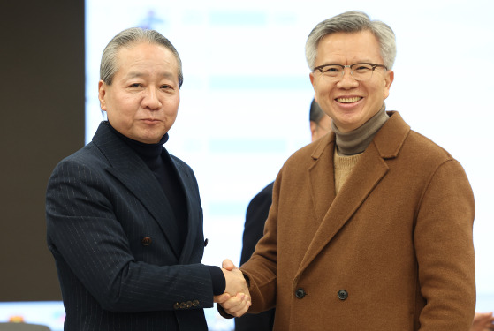 4일 오후 서울 용산구 대한의사협회에서 제43대 대한의사협회 회장 선거 개표를 마친 뒤 김택우 전국광역시도의사협의회장(오른쪽)과 주수호 미래의료포럼 대표 겸 전 의협 회장이 악수하고 있다.   연합뉴스