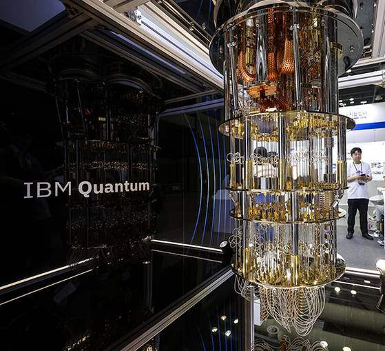 지난해 ‘퀀텀코리아 2024’ IBM 부스에 전시된 양자 컴퓨터 ‘퀀텀 시스템 원’ 모형. [뉴시스]
