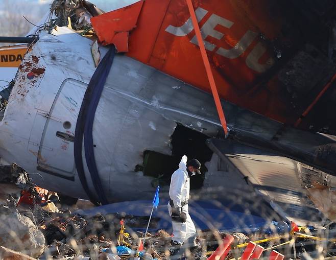 4일 오전 전남 무안군 무안국제공항 제주항공 여객기 참사 현장에서 경찰 과학수사대 관계자가 현장을 살피고 있다./사진=연합뉴스