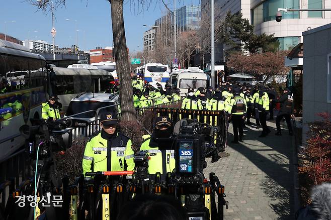 4일 서울 용산구 한남동 관저 앞을 경찰들이 지키고 있다.