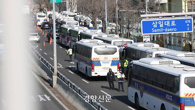 고위공직자범죄수사처가 윤석열 대통령에 대한 체포영장 집행을 시도했다 실패한 다음 날인 4일 서울 용산구 한남동 관저 앞이 경찰 버스로 둘러싸여 있다. 정효진 기자