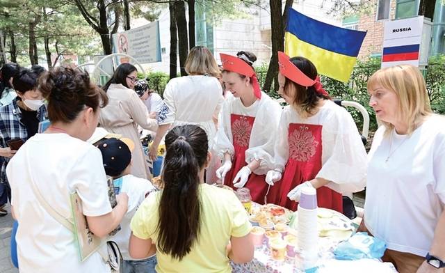 함박마을 고려인 바자회 참가자들이 자국 음식을 선보이고 있다. 연수구 제공