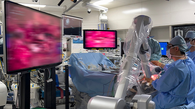 외시경을 활용한 신경외과 수술 장면. 의사는 3D 안경을 쓰고 환부를 확대, 입체 영상으로 살피며 수술을 진행한다. 모니터 상의 영상은 독자들의 식욕을 위해 흐릿하게 처리한 것. 혹시 너무 작아 보이지 않는 글씨를  휴대폰 카메라로 확대해서 읽은 적이 있다면, 당신도 훌륭한 외시경 사용자다. 세월이 야속하다. [사진 출처=세이레이 하마마츠 종합병원]