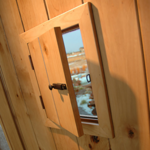 금주법 시대 불법 주점이 남긴 유산, 스피키지 도어는 이제 복고풍 인테리어 디자인으로 다시 태어났다. [사진 출처=sun mountain custom door]