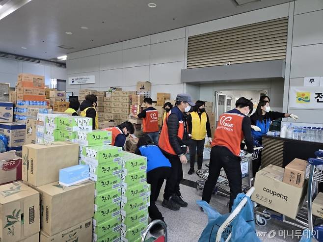 3일 오전 전남 무안국제공항 여객청사에서 자원봉사자가 기부 물품을 정리하고 있다. /사진=이찬종 기자