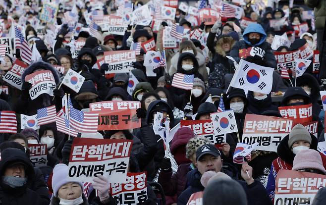 윤석열 대통령 체포를 막겠다며 철야 시위를 하고 있는 한 지지자가 시위대를 위해 라면 1000개를 선결제했다고 밝혔다. 다만 편의점 측은 "라면을 선결제한 것은 맞지만, 곧바로 결제를 취소했다"고 설명했다. /사진=뉴시스