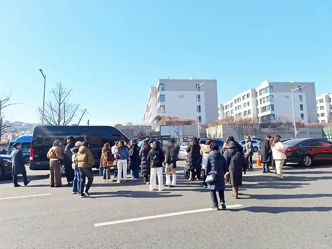 4일 오후 한남동 일대 도로가 막히면서 시민들이 버스를 기다리고 있는 모습. /사진=김지은 기자