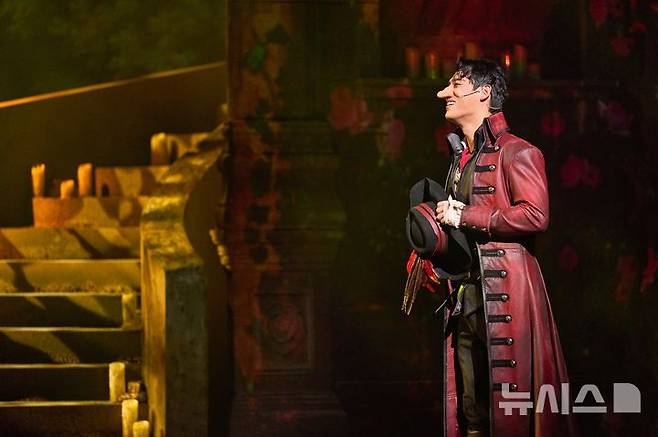 [서울=뉴시스] 뮤지컬 '시라노'에서 '벨쥐락의 여름'. (사진=RG컴퍼니, CJ ENM 제공) photo@newsis.com *재판매 및 DB 금지