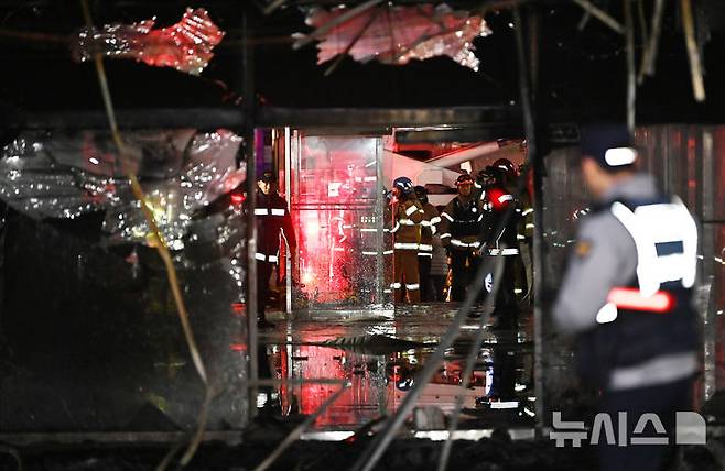 [성남=뉴시스] 김종택 기자 = 3일 경기도 성남시 분당구 야탑동 한 복합건축물 화재현장에서 소방관들이 진화작업을 벌이고 있다. 2025.01.03. jtk@newsis.com