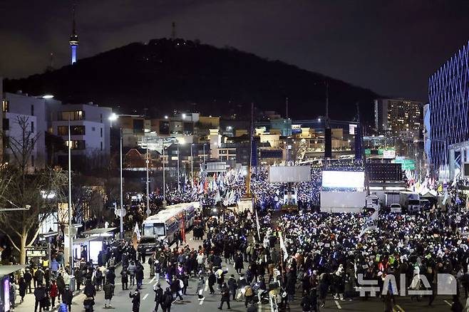 [서울=뉴시스] 최동준 기자 = 4일 윤석열 대통령 관저 인근 서울 한남대로가 탄핵 찬반 집회 인파로 인해 양방향 통제되고 있다. 2025.01.04. photocdj@newsis.com