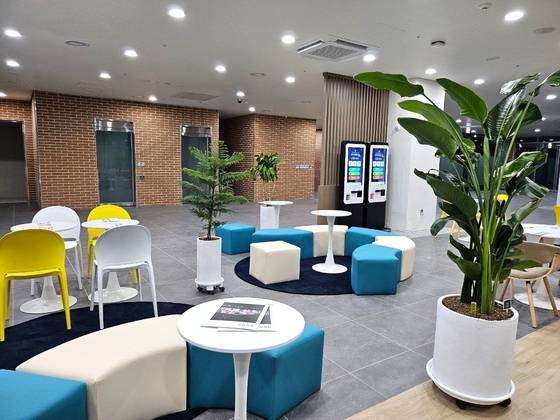 신규 개관한 서울 시니어일자리지원센터 라운지 모습. 서울시