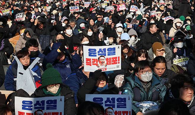 4일 서울 용산구 한남동 대통령 관저 인근에서 민주노총 등 진보단체 회원들이 탄핵 찬성 집회를 하고 있다. 연합뉴스