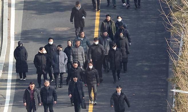 고위공직자범죄수사처 이대환 부장검사 등 수사관들이 3일 서울 용산구 한남동 윤석열 대통령 관저에서 체포 영장 집행에 실패한 뒤 관저에서 철수하고 있다. 연합뉴스