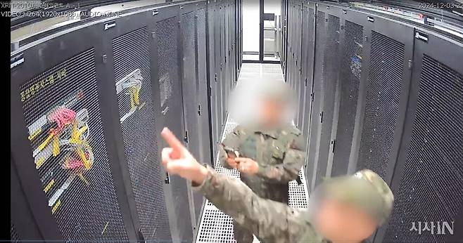 2024년 12월6일 중앙선거관리위원회는 계엄군이 시스템 서버를 촬영하는 장면이 담긴 기록을 공개했다. ⓒ국회 행정안전위원회 제공