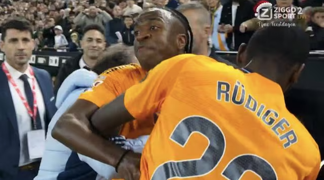 ▲ 비니시우스는 경기마다 상대팀에 거친 압박을 당한다. 물론 도가 넘을 때도 있다. 그라운드 안팎으로 상당한 긴장감 속에 뛴다. 그때마다 비니시우스는 인종차별을 주장한다. 자신을 모욕하고 조롱하면 강하게 반발한다.&nbsp; ⓒ 중계 영상 캡쳐