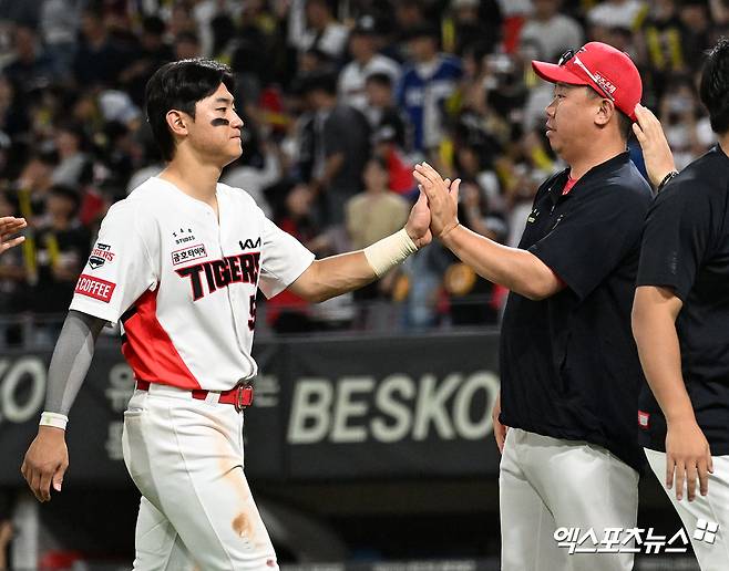 23일 오후 광주기아챔피언스필드에서 열린 '2024 신한 SOL Bank KBO리그' 삼성 라이온즈와 KIA 타이거즈의 경기, KIA가 김도영-윤도현 테이블세터의 활약에 힘입어 삼성에 5:3 승리를 거뒀다.  이날 경기에서 승리한 KIA 이범호 감독이 김도영과 하이파이브를 하고 있다. 엑스포츠뉴스 DB