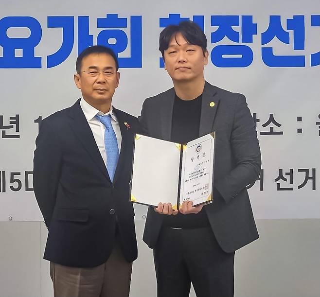 제5대 대한요가회 회장에 당선된 강승진 하이퍼라이프케어 대표(오른쪽) [대한요가회 제공. 재판매 및 DB 금지]