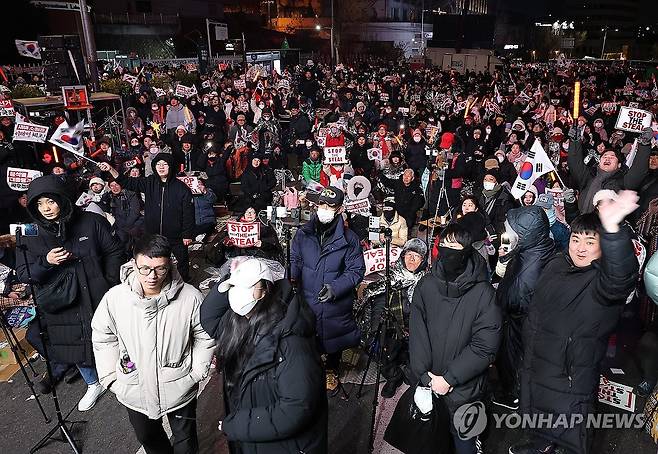 한남동 관저 앞에서 열린 대통령 체포 반대 집회 (서울=연합뉴스) 김성민 기자 = 4일 오후 대통령 관저가 있는 서울 용산구 한남동 한남대로에서 대한민국바로세우기국민운동본부 등이 윤석열 대통령 체포를 반대하는 집회를 열고 있다. 2025.1.4 ksm7976@yna.co.kr