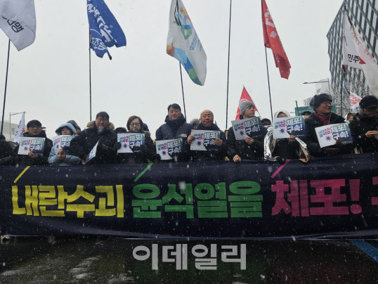 윤석열즉각퇴진·사회대개혁 비상행동(비상행동)이 5일 서울 용산구 한남동 대통령 관저 앞에서 윤석열 대통령의 체포를 촉구하는 긴깁 기자회견을 열고 있다.(사진=이영민 기자)