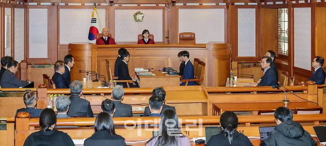 윤석열 대통령의 탄핵심판 사건 첫번째 변론준비기일인 지난달 27일  정형식·이미선 헌법재판관이 서울 종로구 헌법재판소 소심판정에 입장하고 있다. (사진=김태형 기자)