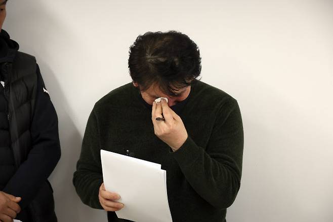 박한신 유가족협의회 대표가 지난 2일 전남 무안국제공항에 마련된 제주항공 여객기 참사 희생자 합동분향소에서 기자회견 도중 눈물을 흘리고 있다. (사진=연합뉴스)
