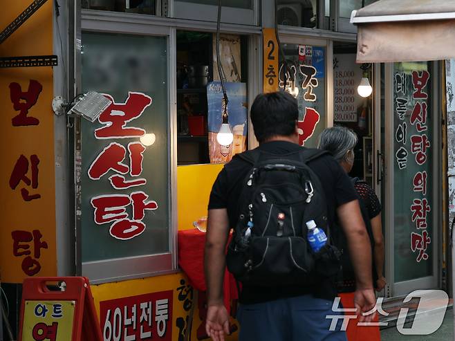 서울 종로구의 한 보신탕 골목에서 외국인들이 발걸음을 옮기고 있다.  ⓒ News1 황기선 기자