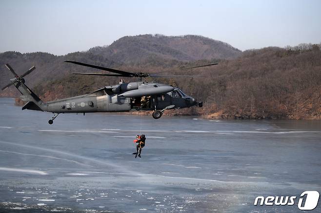 HH-60 헬기가 탐색구조훈련을 진행하고 있다. /2023.2.3/뉴스1 ⓒ News1 김기남 기자