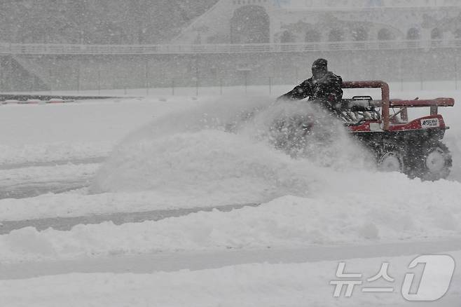 강원 영서내륙과 산지를 중심으로 대설특보가 발효된 5일 화천산천어축제를 앞둔 화천천에서 군청 직원들과 축제 종사자들이 제설작업을 벌이고 있다.(화천군 제공) 2025.1.5/뉴스1 ⓒ News1 윤왕근 기자