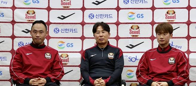 FC서울의 문선민(왼쪽)과 김기동 감독(가운데), 김진수가 3일 GS챔피언스파크에서 열린 기자회견에서 질문을 듣고 있다. 제공 | FC서울