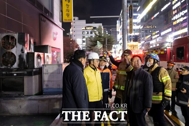 김동연 경기도지사는 지난 3일 오후 발생한 성남 야탑동 복합상가건물 화재 현장을 찾아 피해 상황을 점검했다./김동연 경기도지사 페이스북