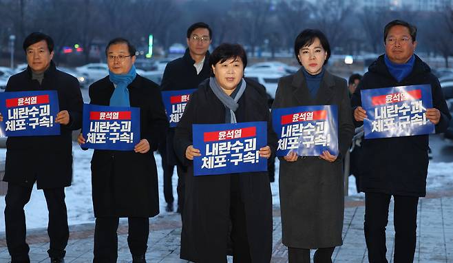 김승원 국회 법제사법위원회 더불어민주당 간사를 비롯한 위원들이 5일 오후 경기도 과천시 중앙동 정부과천종합청사 고위공직자범죄수사처(공수처)를 항의 방문하고 있다. /연합뉴스