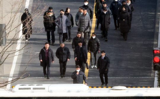 고위공직자범죄수사처가 윤석열 대통령의 체포영장 집행에 나선 지난 3일 서울 용산구 한남동 대통령 관저 경내에서 공수처 수사관 등이 내려오고 있다. 연합뉴스