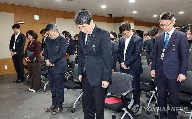 이주호 부총리 겸 교육부 장관을 비롯한 교육부 직원들이 2일 오후 정부세종청사 교육부 대회의실에서 열린 2025년 교육부 시무식에서 제주항공 무안참사 희생자에 대해 묵념하고 있다.ⓒ