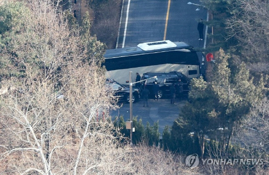 고위공직자범죄수사처가 윤석열 대통령의 체포영장 집행에 나선 3일 서울 용산구 한남동 대통령 관저 경내 도로를 대통령 경호 인원들이 차량으로 막고 있다.연합뉴스