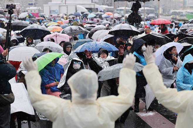 5일 서울 용산구 대통령 관저 인근에서 사랑제일교회 주최 전국 주일 연합 예배가 열리고 있다. 연합뉴스