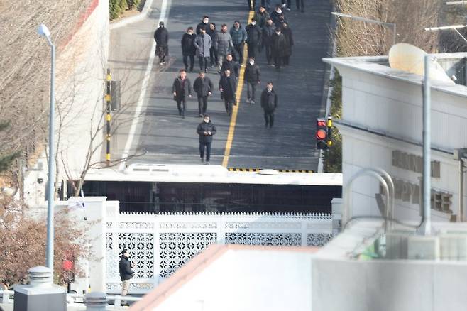 고위공직자범죄수사처(공수처) 수사관들이 윤석열 대통령 체포영장 집행에 나선 지난 3일 오후 서울 용산구 한남동 대통령 관저에서 철수하고 있다. 2025.1.3/뉴스1 ⓒ News1 신웅수 기자 /사진=뉴스1