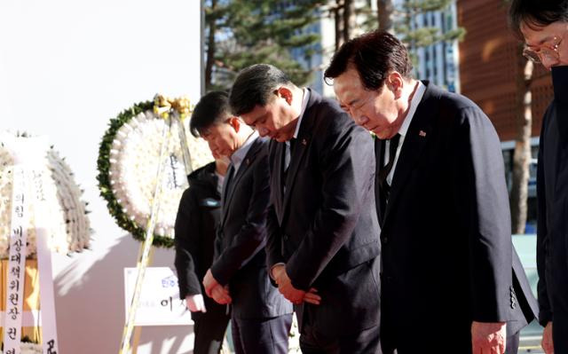 김기문 중소기업중앙회장이 2일 서울시청에 마련된 제주항공 여객기 참사 희생자 합동 분향소를 찾아 조의를 표하고 있다. 중기중앙회 제공