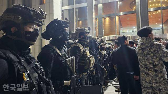 불법계엄이 선포된 다음 날인 지난해 12월 4일 새벽, 서울 여의도 국회 본청 앞에서 군인들이 내부 진입을 준비하고 있다. 고영권 기자