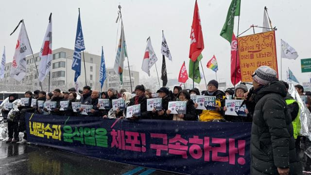 5일 윤석열즉각퇴진·사회대개혁 비상행동이 서울 용산구 일신홀 앞 차로에서 긴급 기자회견을 열었다. 문지수 기자