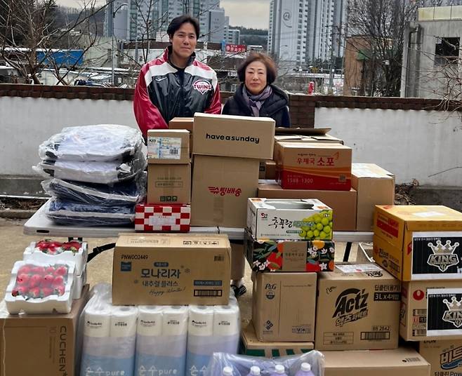 김진성(왼쪽)이 자신의 유니폼과 용품을 경매해 얻은 수익금으로 한 보육원에 물품 기부를 했다. 구단 제공