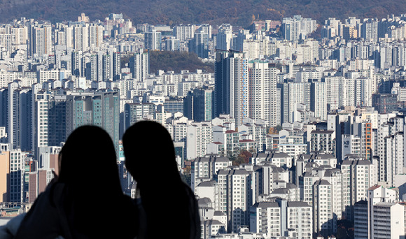 서울 중구 남산에서 바라본 서울 시내 주택과 아파트 단지의 모습. [사진=연합뉴스]