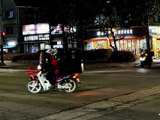 오토바이를 타고 겨울밤 거리를 누비는 배달 종사자들도 겨울이 더 추운 직업군이다. 김홍준 기자