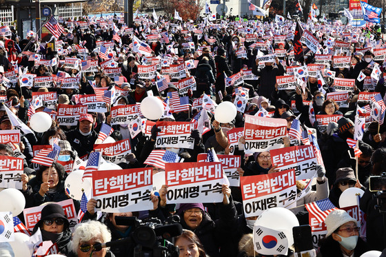 법원이 ‘12·3 비상계엄 사태’로 내란 혐의를 받는 윤석열 대통령 체포영장을 발부한 지난달 31일 서울 한남동 대통령 관저 인근에서 윤 대통령 지지자들이 탄핵 반대 집회를 하고 있다. 김종호 기자