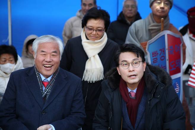 윤상현 국민의힘 의원이 지난달 28일 오후 서울 종로구 세종대로에서 열린 대한민국바로세우기국민운동본부(대국본) 주최 '자유민주주의 수호 광화문 국민혁명대회'에 참석해 전광훈 목사(왼쪽)와 대화를 나누고 있다. 사진=뉴스1